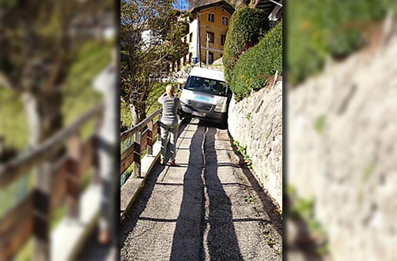 Auto gefangen am Berg - das Navi war schuld.