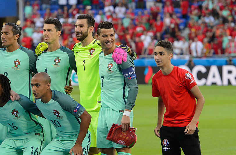 Ein Jugendlicher schmuggelte sich auf das offizielle Teambild der portugiesischen Nationalmannschaft vor dem EM-Halbfinale gegen Wales. Superstar Ronaldo hatte seine sichtliche Freude daran.