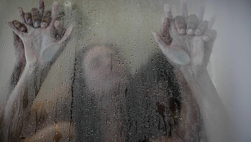 Das junge Paar vergnügte sich unter der Dusche. Das junge Paar vergnügte sich unter der Dusche.