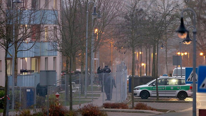Der Morgen danach: Polizisten auf dem Gelände der Unterkunft.