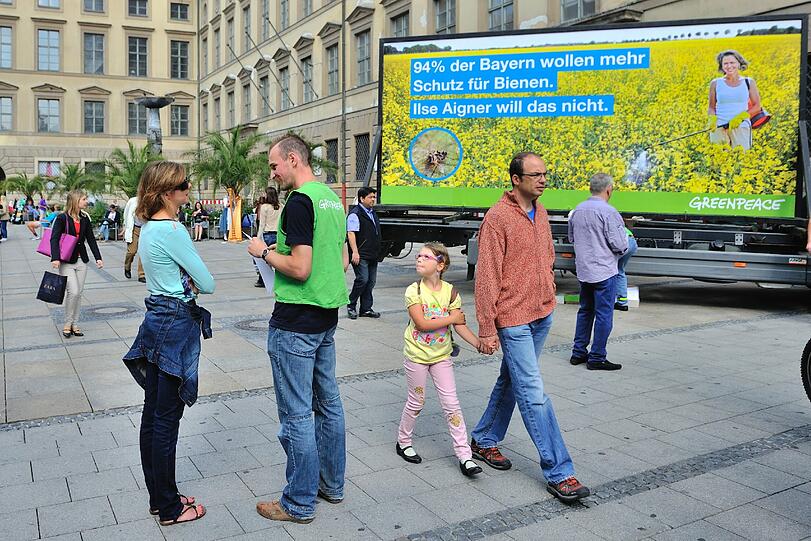Greenpeace-Aktivisten werben in der Fußgängerzone für einen besseren Bienenschutz.