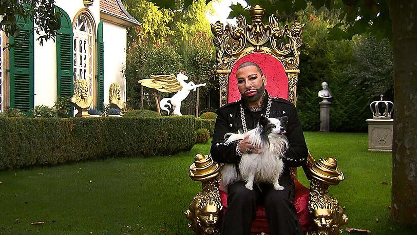Designer Harald Glööckler mit seinem Hund Billy King. Designer Harald Glööckler mit seinem Hund Billy King.