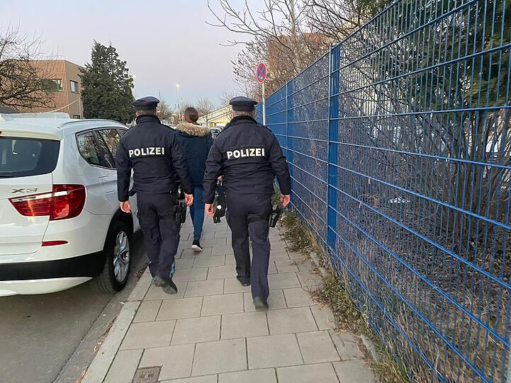 Die Polizei München bei der Razzia in Moosach.