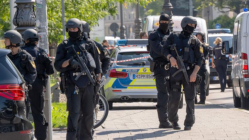 Eingesetzte Polizisten nach einem Schusswechsel in der Nähe des israelischen Generalkonsulats in München.
