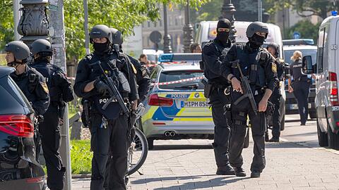 Eingesetzte Polizisten nach einem Schusswechsel in der Nähe des israelischen Generalkonsulats in München.