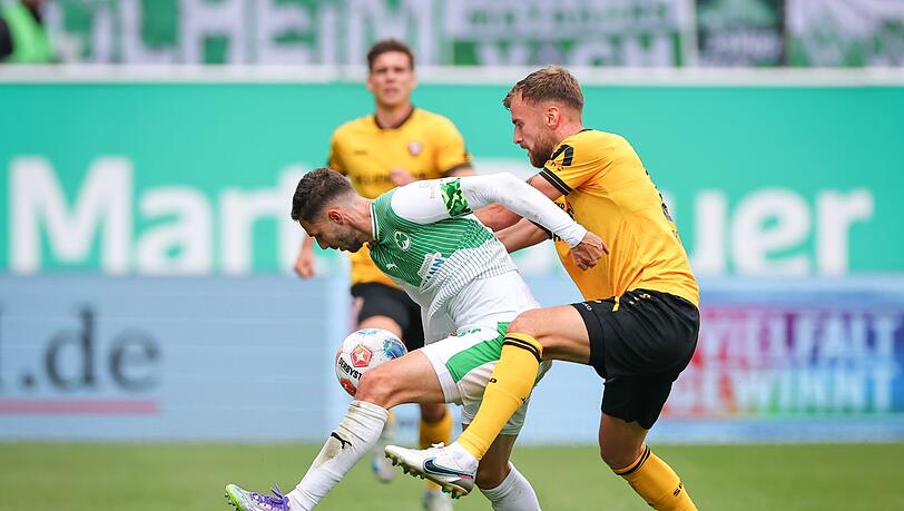 Fürths Branimir Hrgota (links) im Zweikampf mit Lars Bünning von Dynamo Dresden.