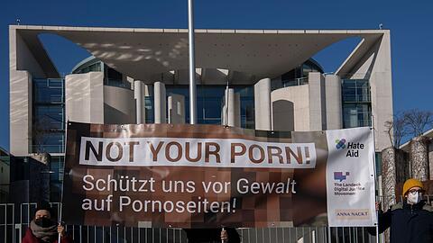 Eine Protestaktion von HateAid vor dem Kanzleramt in Berlin.