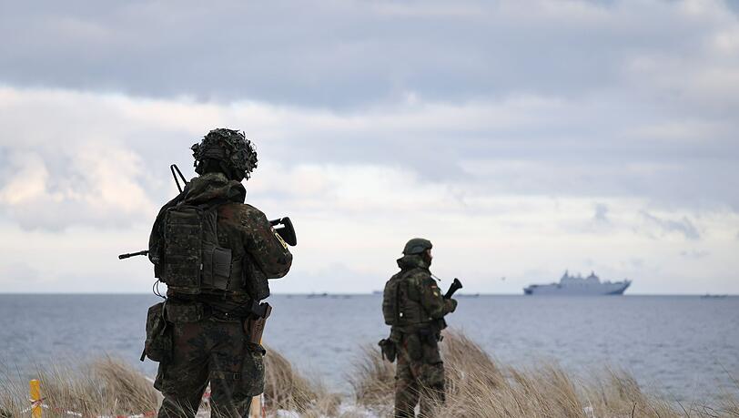 An der amphibischen Anlandung sind nach Nato-Angaben 15 Schiffe mit 2.600 Soldaten beteiligt.