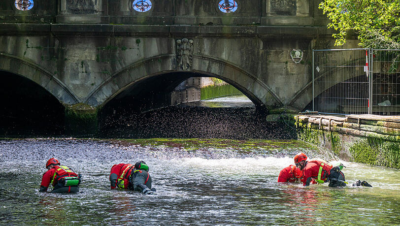 Polizeitaucher durchsuchen nach dem t&ouml;dlichen Unfall der Surferin im April 2025 den Wellenbereich im bereits abgesenkten Eisbach.