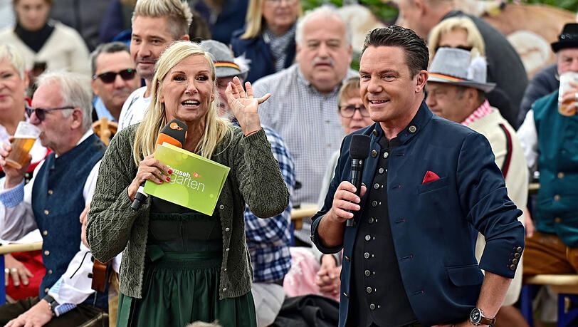 Schätzen sich als Kollegen: "ZDF-Fernsehgarten"-Moderatorin Andrea Kiewel und "Immer wieder sonntags"-Gastgeber Stefan Mross. Schätzen sich als Kollegen: "ZDF-Fernsehgarten"-Moderatorin Andrea Kiewel und "Immer wieder sonntags"-Gastgeber Stefan Mross.