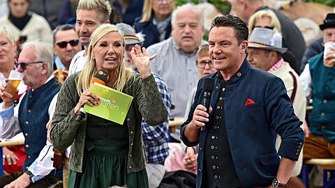 Sch&auml;tzen sich als Kollegen: "ZDF-Fernsehgarten"-Moderatorin Andrea Kiewel und "Immer wieder sonntags"-Gastgeber Stefan Mross.