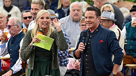 Sch&auml;tzen sich als Kollegen: "ZDF-Fernsehgarten"-Moderatorin Andrea Kiewel und "Immer wieder sonntags"-Gastgeber Stefan Mross.