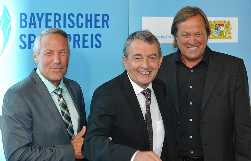 ...Ex-Eishockeynationalspieler Alois Schloder und Erich Kühnhackl mit DFB-Präsident Wolfgang Niersbach...