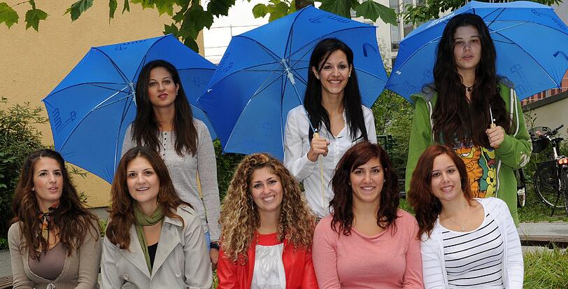Acht griechische Erzieherinnen vor dem Gebäude der Inneren Mission in München: Die jungen Frauen sind zwischen dreinundzwanzig und dreißig Jahren wurden von der Inneren Mission wegen Erziehermangels als neue Mitarbeiter angeworben.