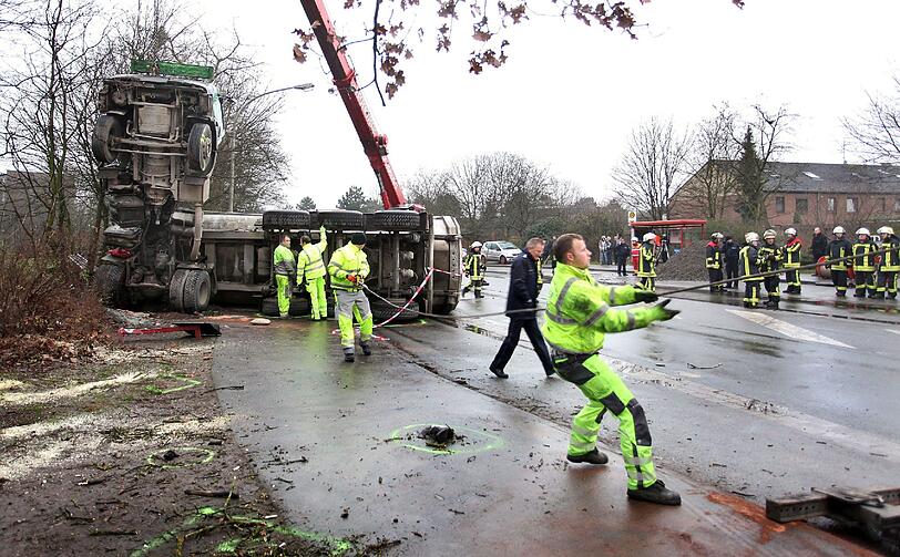 Die Bilder vom Unfall: In Duisburg ist ein Lkw in eine Bushaltestelle gekracht.