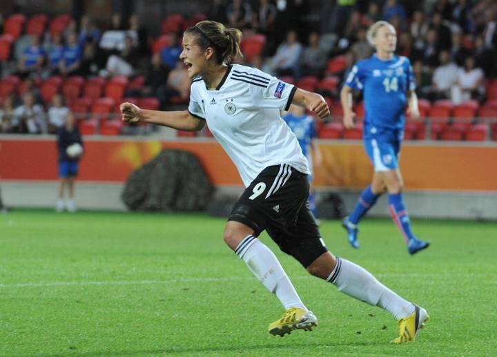 Sie feiert den ersten DFB-Treffer im Turnier: Lena Lotzen von den FC-Bayern Damen nach ihrem 1:0 gegen island. Foto: Carmen Jaspersen