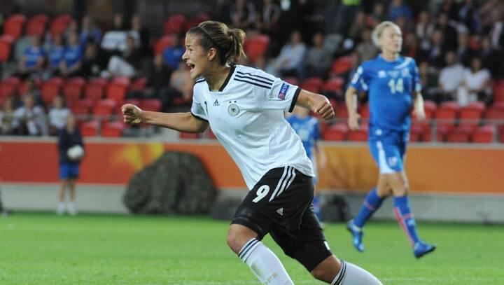 Sie feiert den ersten DFB-Treffer im Turnier: Lena Lotzen von den FC-Bayern Damen nach ihrem 1:0 gegen island. Foto: Carmen Jaspersen Sie feiert den ersten DFB-Treffer im Turnier: Lena Lotzen von den FC-Bayern Damen nach ihrem 1:0 gegen island. Foto: Carmen Jaspersen