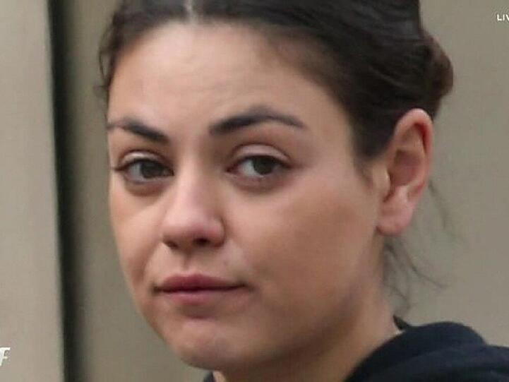 Mila Kunis sieht vor dem ersten Kaffee nicht ganz so sexy aus wie sonst