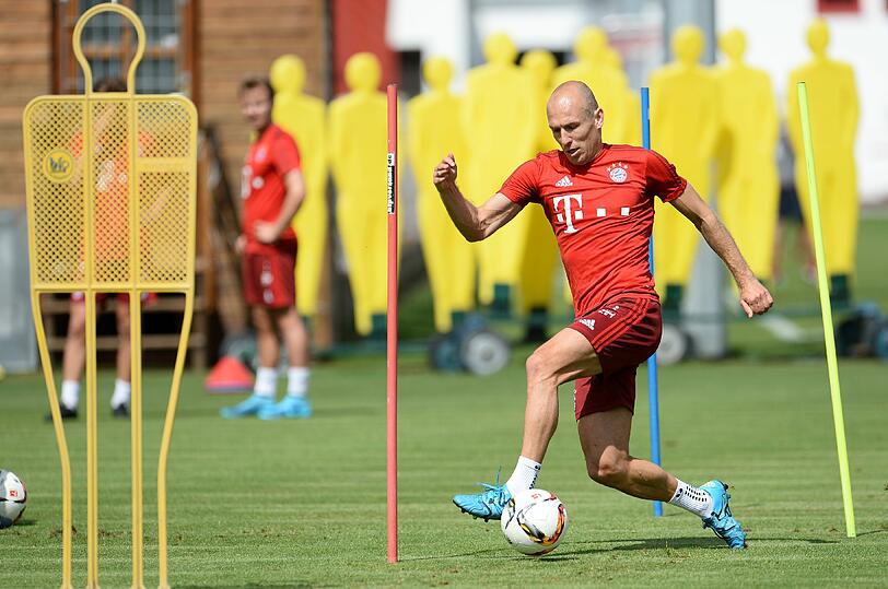Zweikampf, Kraft, Ausdauer: So schuften die Bayern-Stars beim öffentlichen Training an der Säbener Straße.
