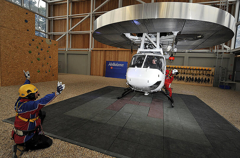 Mit diesem Hubschrauber-Simulator kann die Bergwacht künftig das Abseilen unter Realbedingungen üben.