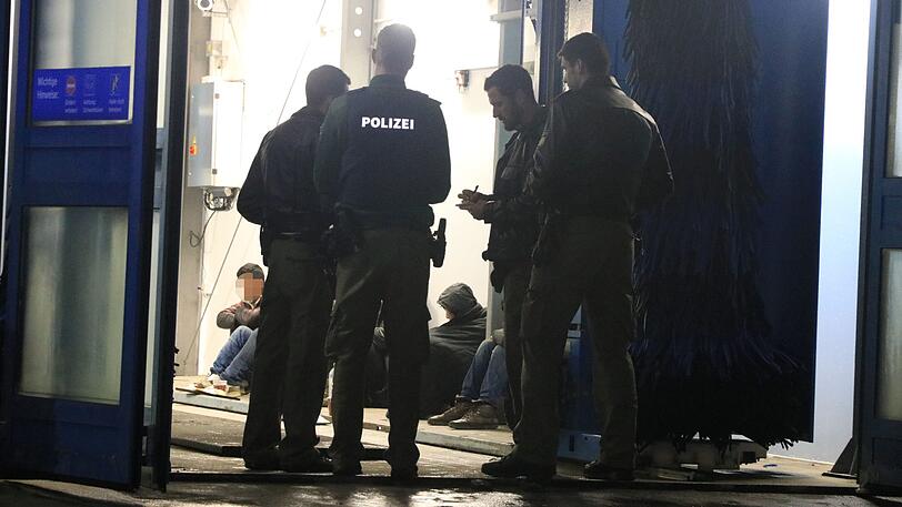 Als die Beamten die verplombten Türen öffneten, entdeckten sie sieben junge Männer zwischen 16 und 23 Jahre.