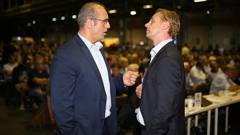 Ziemlich beste Freunde: Geschäftsführer Markus Fauser (r.) und sein Vor-Vorgänger Anthony Power auf der Mitgliederversammlung. Fauser wurde von Vertretern des e.V. installiert, Power von Investor Hasan Ismaik