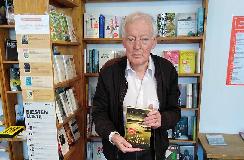 Horst Schmid mit dem empfohlenen Buch.