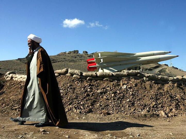 Der iranische Präsident Ruhani hat mit Konsequenzen gedroht, falls der UN-Sicherheitsrat auf Drängen der USA das Waffenembargo gegen den Iran verlängern sollte.