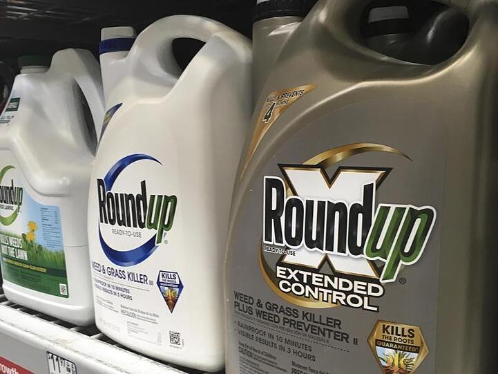 Die Bayer-Tochter Monsanto will das milliardenschwere Schadenersatz-Urteil um Krebsgefahren ihres Unkrautvernichters Roundup aufheben lassen.