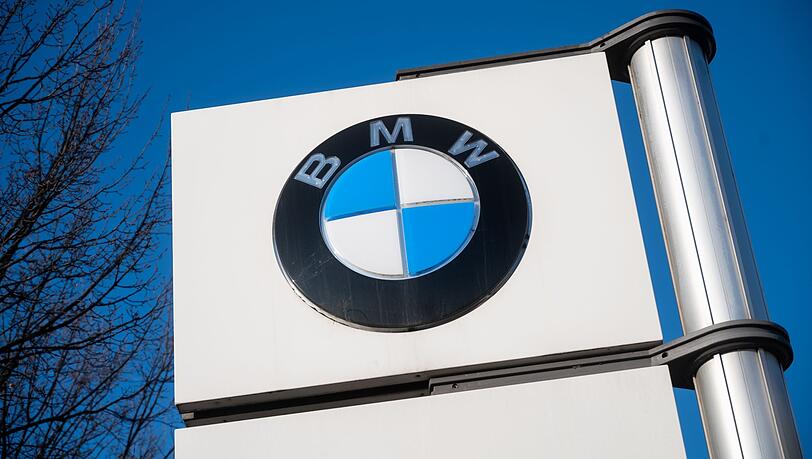 Vor einem Werk steht das Logo von BMW.