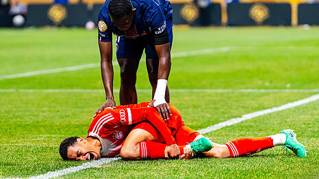 Fußball: Club-WM, Paris Saint-Germain - Bayern München, Finalrunde, Viertelfinale, Mercedes-Benz Stadium, Bayern Münchens Jamal Musiala liegt verletzt am Boden. +++ dpa-Bildfunk +++