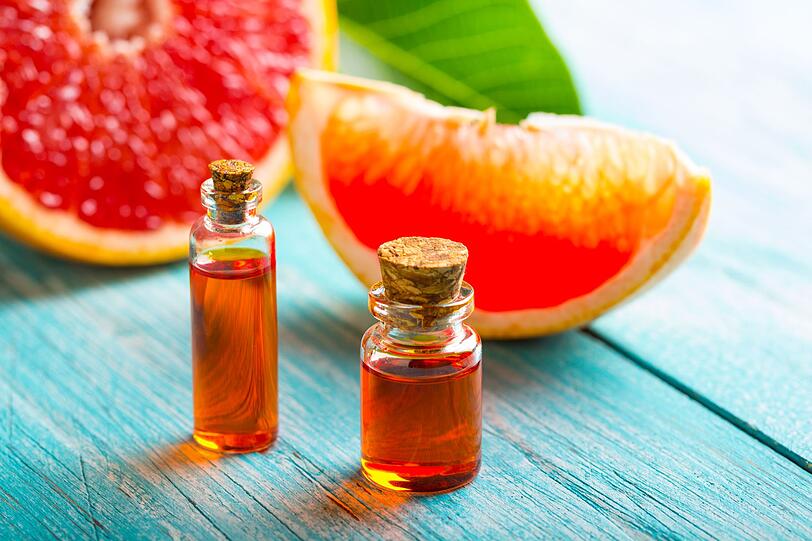 Vitamine und Antioxidantien machen Grapefruits zu Anti-Aging-Fr&uuml;chten. Doch auch das enthaltene Spermidin hilft, Zellen zu regenerieren und so die Hautalterung zu verlangsamen. Am besten den Saft trinken und die zur&uuml;ckbleibenden Fruchtst&uuml;cke sanft auf die Haut auftragen.