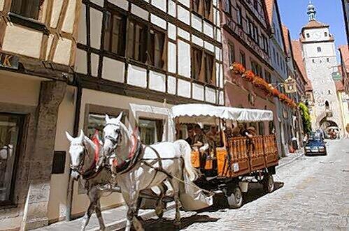 Bei Touristen beliebt: eine Kutschfahrt durch Rothenburgs romantische Gassen.
