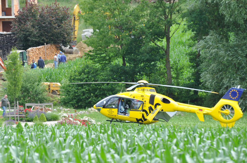 Schrecklicher Unfall bei Weng: Ein Baggerfahrer hat einen Kollegen am Dienstag im niederbayerischen Weng versehentlich in einer Grube verschüttet und dabei schwer verletzt. Das spätere Opfer war in einen 2,20 Meter tiefen Kanalschacht gesprungen, um ein Werkzeug zu holen, wie die Polizei mitteilte. Der Baggerfahrer merkte dies nicht und leerte seine Schaufel in der Baugrube. Deren Seitenwände stürzten ein und begruben den Arbeiter. Die Bilder