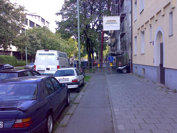 Ein Baugerüst als Hindernis in der Elsenheimerstraße.