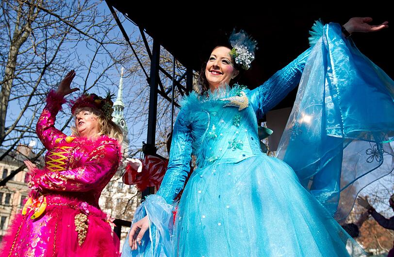 So feiert München Fasching auf dem Viktualienmarkt - sehen Sie hier die Bilder...