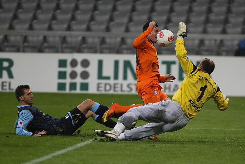 Guillermo Vallori (I.) und Torwart Gabor Kiraly (r.) kommen zu spät, Bochums Kevin Scheidhauer trifft zum 1:0. Mit dem Ellbogen. Das Tor zählt trotzdem.