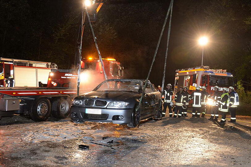 Auf der B 306 bei Siegsdorf brannte ein BMW-Cabrio völlig aus. Der Fahrer konnte sich in letzter Sekunde retten. Die Bilder vom Feuerwehreinsatz.