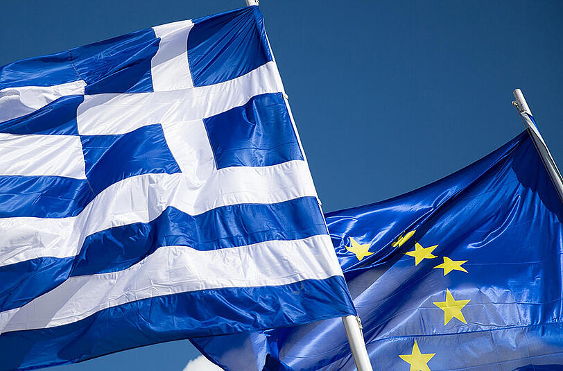 Die griechische Flagge weht zwischen zwei Europafahnen in Athen.