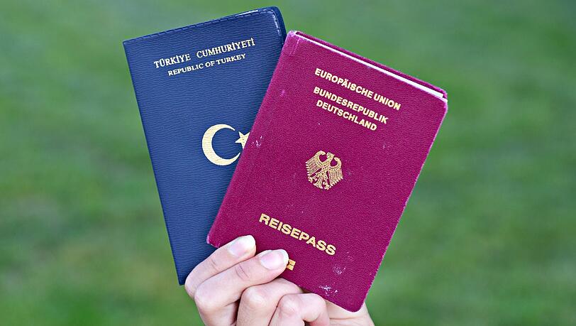 Ein türkischer Pass (l) und ein deutscher Reisepass. Die CSU ist gegen den Doppelpass als Regelfall. Foto: Daniel Bockwoldt Ein türkischer Pass (l) und ein deutscher Reisepass. Die CSU ist gegen den Doppelpass als Regelfall. Foto: Daniel Bockwoldt