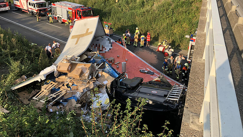 Der Lastwagen wurde komplett zerstört, der Fahrer mit schweren Verletzungen ins Krankenhaus gebracht. Die Bilder vom Unfallort.