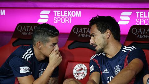 James Rodriguez und Mats Hummels auf der Bank.