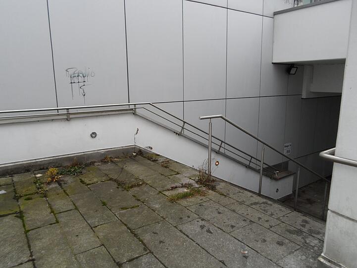 Die Passage ist dunkel und alles ist schmuddelig.