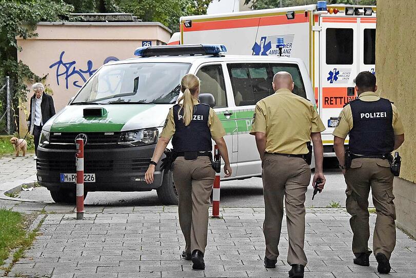Einsatz für die Polizei am Montag: Beamte holten einen Mann aus seiner Wohnung.