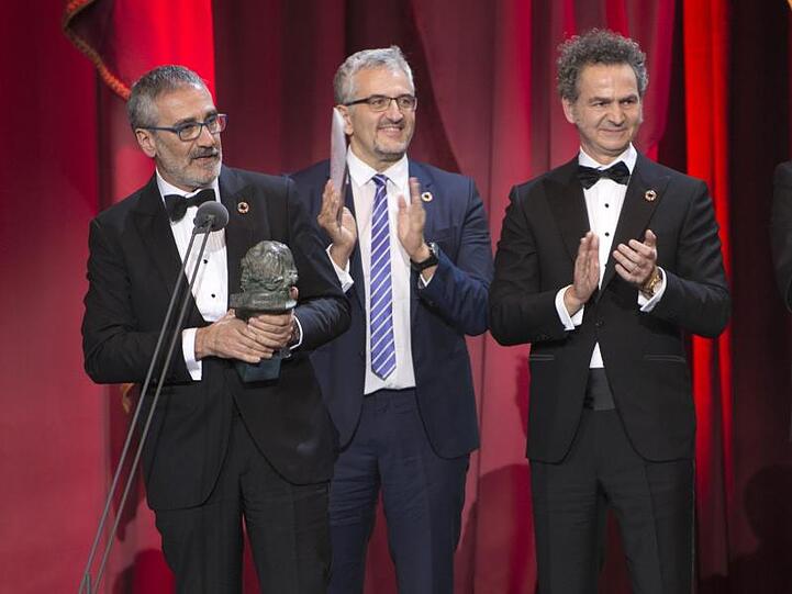 Bester Film Javier Fesser (l) freut sich über die Auszeichnung.