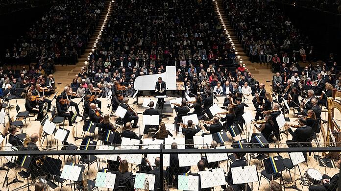 Bitte mehr mit diesem Dirigenten: der fabelhafte James Gaffigan und der Pianist Seong-Jin Cho.