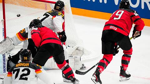 Nach zwei deutschen Führungen kommt Kanada zurück: Samuel Blais erzielt die 3:2-Führung für die Kanadier.