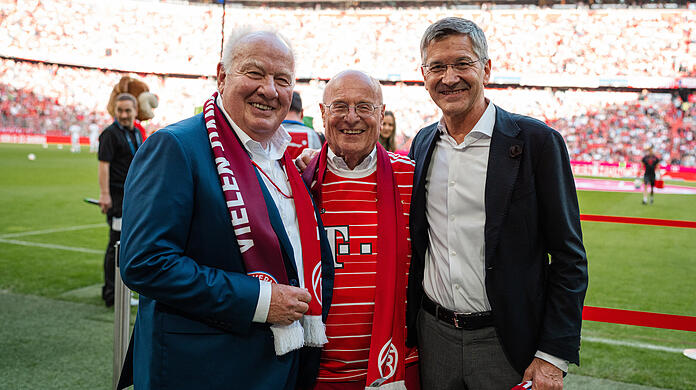 Mitglied beim FC Bayern seit der Geburt: Heiner Jüngling (Mitte) mit FC-Bayern-Präsident Herbert Hainer.