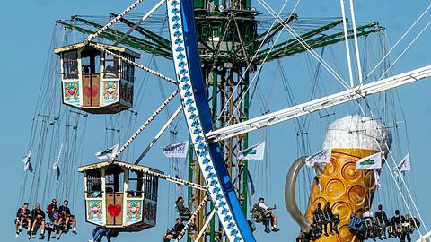 Hoch hinaus ging es für viele der Wiesn-Besucher.