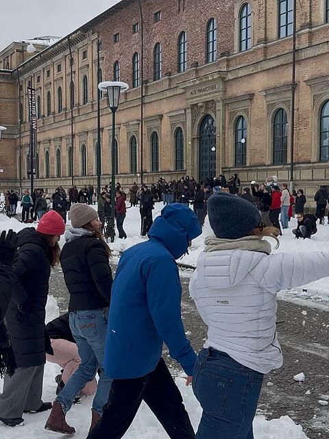 Nach einem Aufruf in den Sozialen Medien haben sich mehrere Hundert Menschen vor der Alten Pinakothek an einer Schneeballschlacht beteiligt.